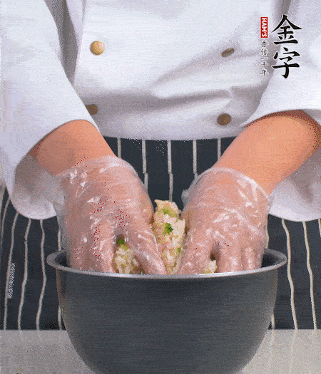 米飯中放西蘭花碎、咸肉丁，加少許黑胡椒、十來滴橄欖油拌勻。