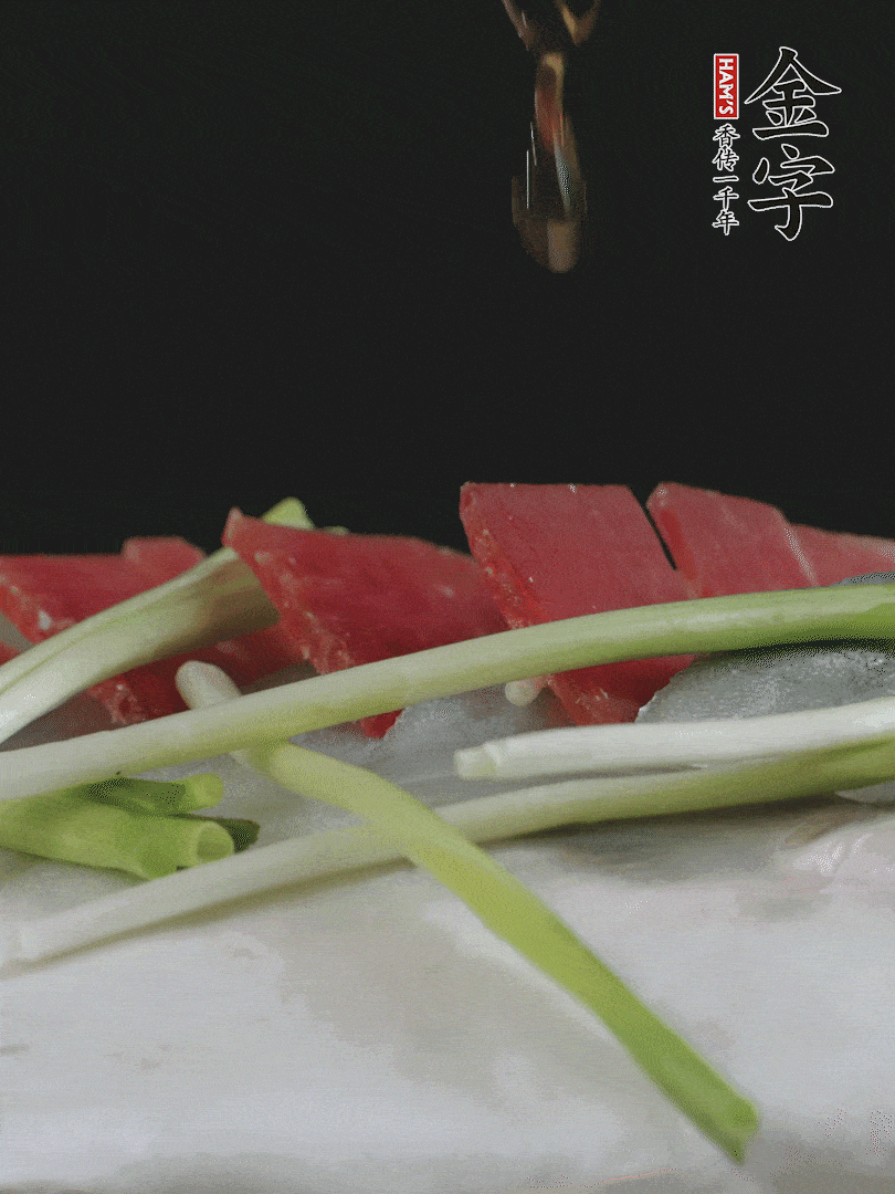 蔥白置于魚身，放適量豌豆，淋上花雕酒。