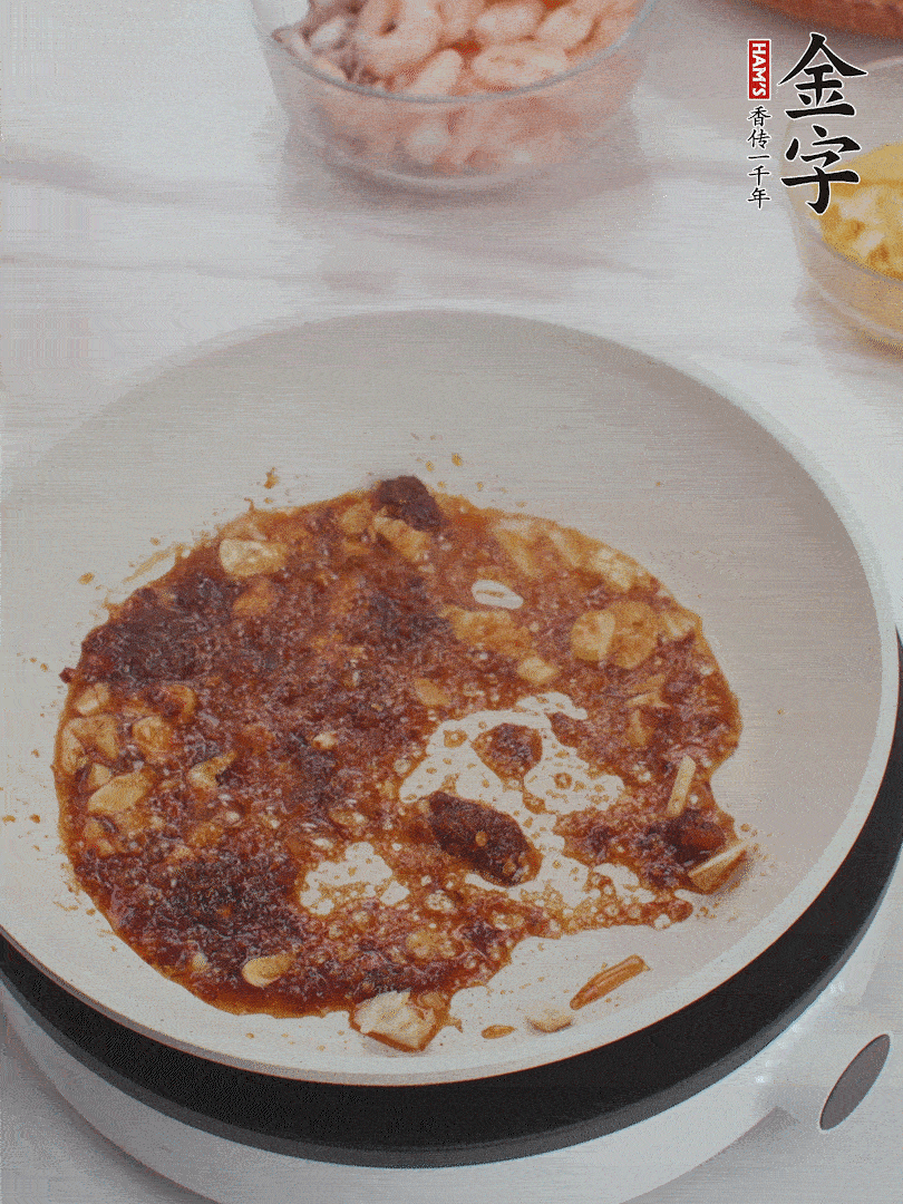 冷鍋熱油，1大勺金字火腿XO醬、蒜末炒香，倒粉絲一起炒。