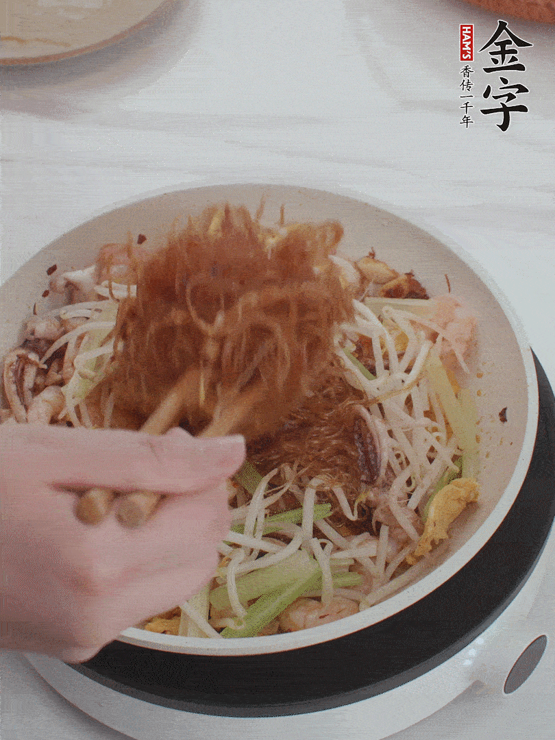放焯好水的香芹、豆芽翻炒挑松。