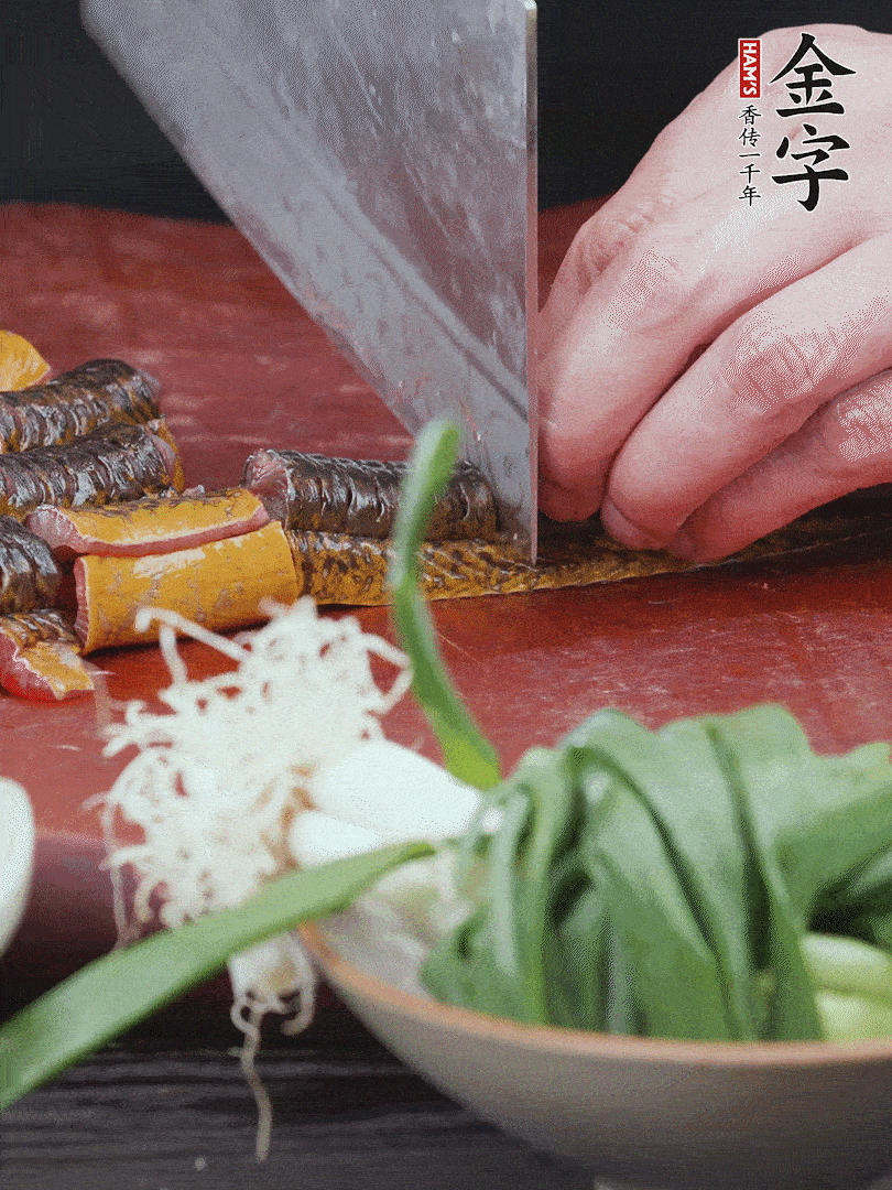 黃鱔去內(nèi)臟洗凈，切花刀斬段。沸水下鍋，加黃酒焯水去血沫。