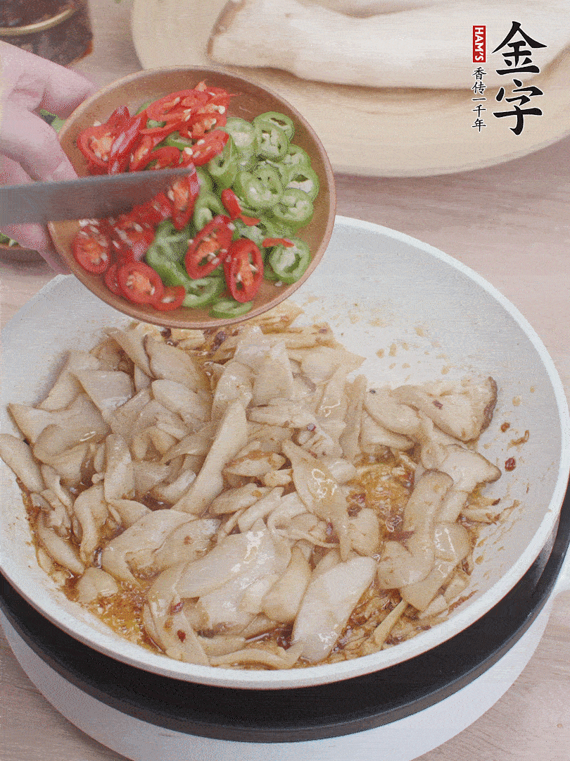 下杏鮑菇、青紅辣椒炒出香味。