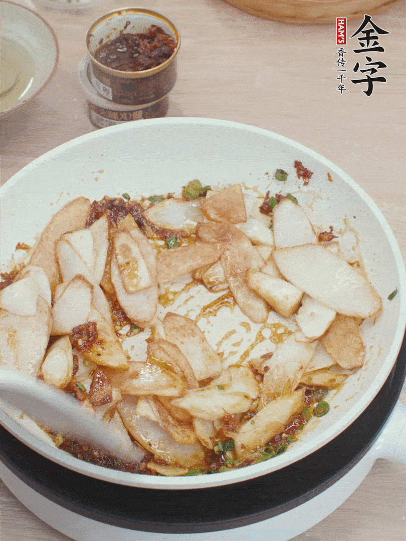 下山藥炒勻，撒蔥花。