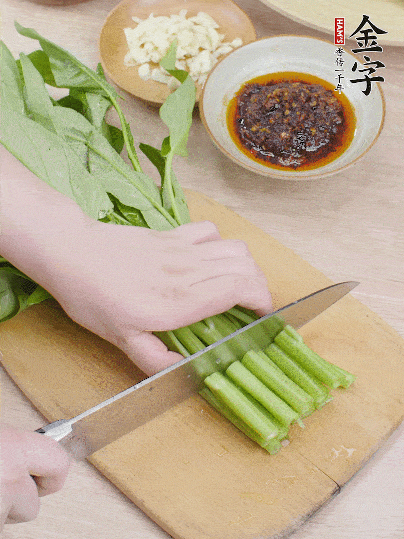 空心菜切段，大蒜拍碎切末。
