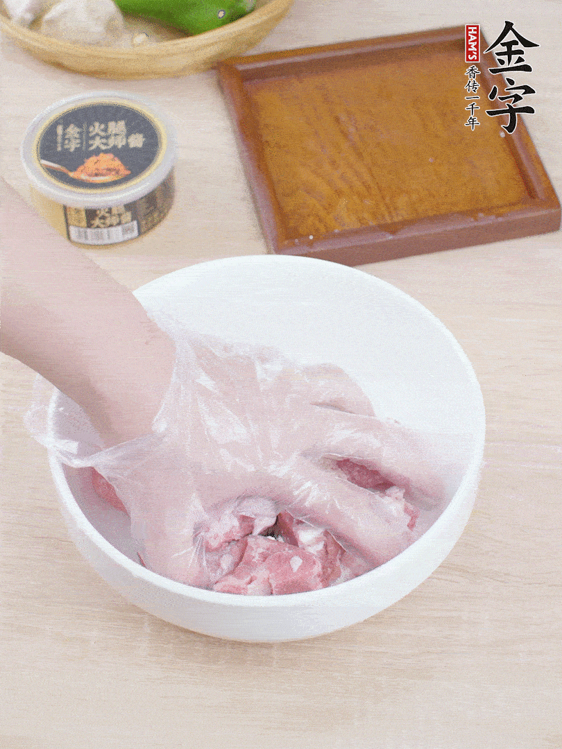 豬小排，加1勺料酒、1勺蠔油、1/3勺白胡椒粉、淀粉，抓拌均勻腌漬30分鐘。青椒去蒂去籽切塊。洋蔥去皮切塊。