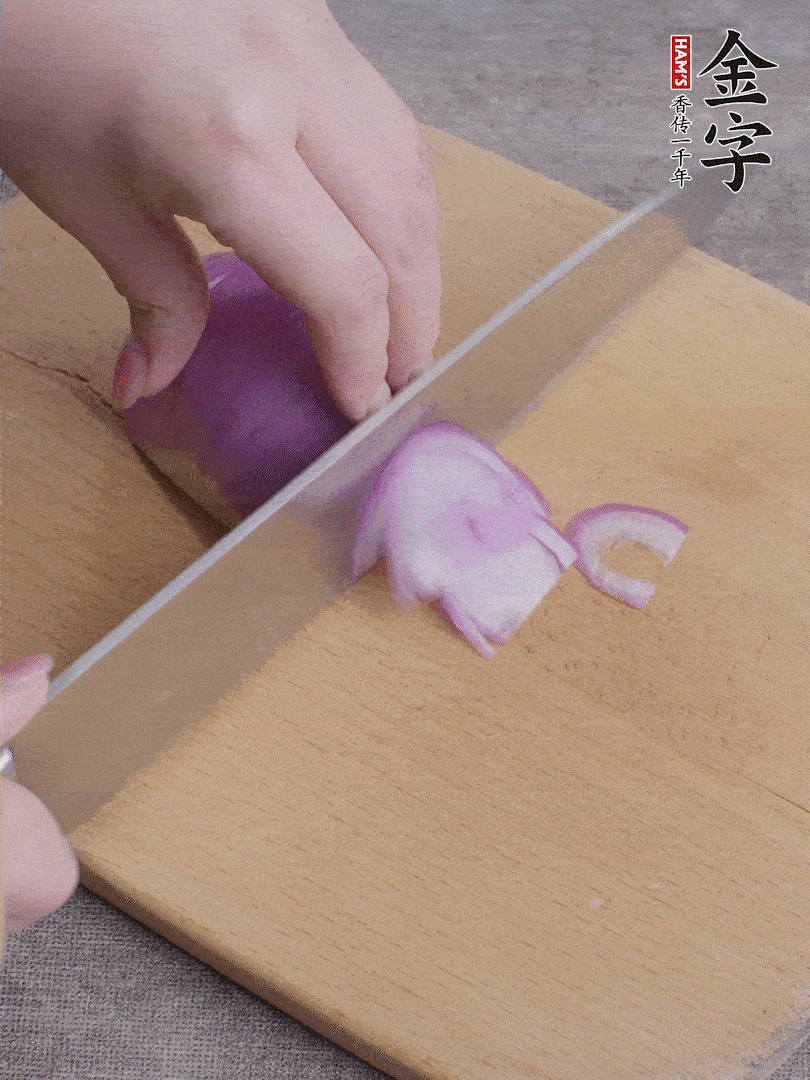 洋蔥切絲、蔥切段。