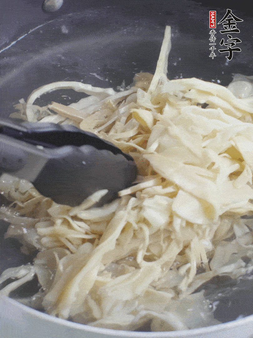 糯米筍焯水1分鐘，過(guò)涼水，擠干水份。