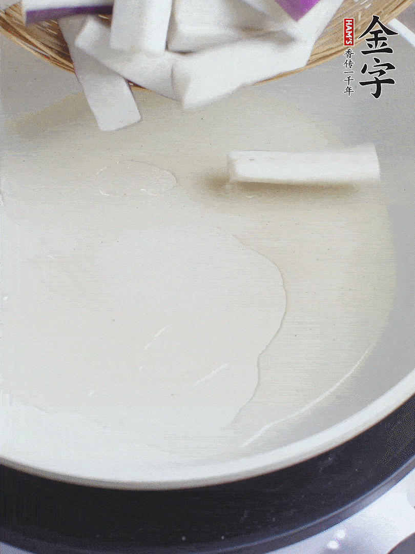 杭茄洗凈去蒂，縱向剖成4份，切成長(zhǎng)10cm左右的段。白洋蔥切絲。口蘑洗凈去掉柄。紅椒切菱形片。