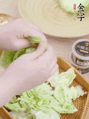 卷心菜掰成小片。