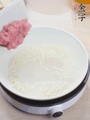 鍋內(nèi)熱油，蒜泥、牛肉泥炒至酥香。