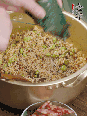 再附一張粽子，一齊向后折疊，線繩捆綁。