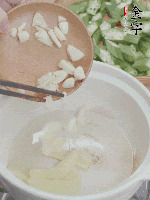 砂煲熱油，姜蒜、辣椒煸香。