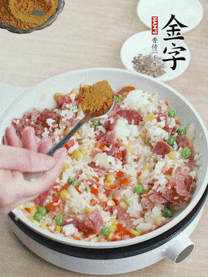 1勺咖喱粉、1/2勺鹽，少許黑胡椒碎炒均。