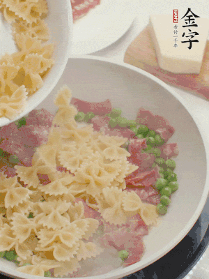 1小勺鹽調(diào)味，混合一起燉煮一下。