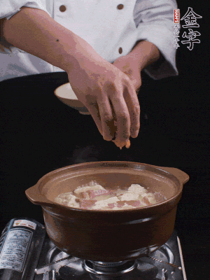 下蝦仁干，煮5分鐘。撒蒜葉，煮1分鐘。