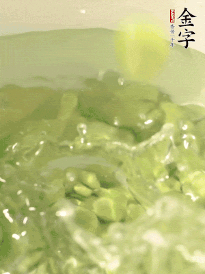 新鮮蠶豆熱水焯水30秒，然后浸入涼水。