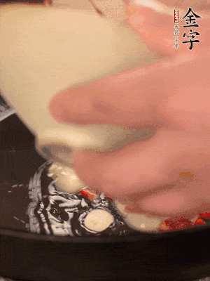 豬油潤鍋，下辣椒、大蒜、火腿片煸香。