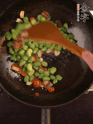 再下蠶豆煸炒，加1勺料酒調(diào)味。