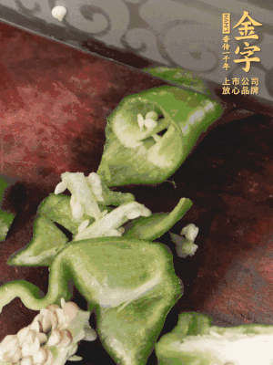 辣椒洗凈斜切成段，蒜切片。