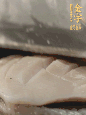 鮑魚用勺子撬出來，去掉內(nèi)臟和牙齒，加面粉、白醋、鹽、啤酒抓一下，清水洗凈，切花刀。
