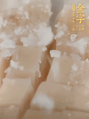 鮑魚中加點鹽、蠔油抓拌一下。