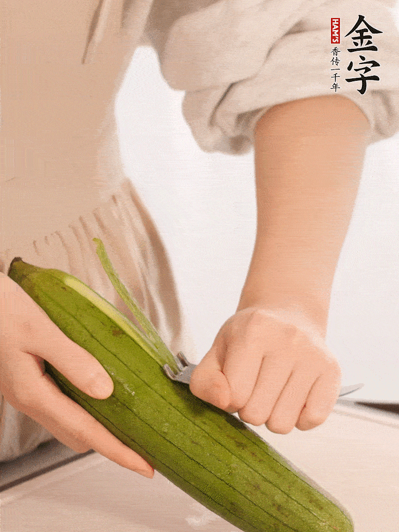 絲瓜去皮切滾刀塊用鹽殺一下水分洗凈。