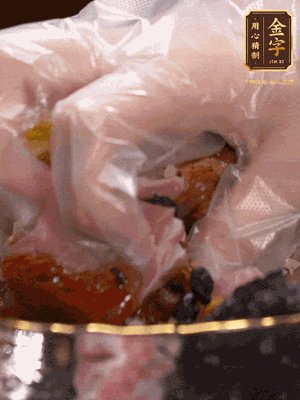 排骨洗凈后（蠔油、生抽、老抽、鹽、糖、淀粉、豆豉、蒜蓉、姜絲）腌制30分鐘