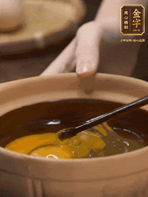 雞蛋打入砂鍋，充分打勻，1.5倍的溫水加一勺鹽，倒入蛋液中，攪拌均勻后用勺子舀去表面浮沫