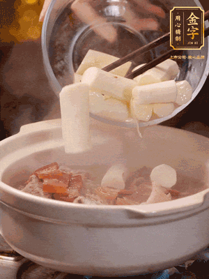 轉(zhuǎn)小火煮1個(gè)小時(shí)，再放入山藥煮30分鐘，最后加紅棗、枸杞