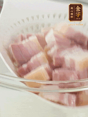 金字淡咸肉、排骨分別加料酒、蔥、姜冷水下鍋焯水，水開撇去浮沫撈出。