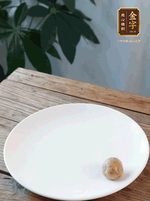 做水油皮、油酥 將油皮材料放入料盆中，加100ml水?dāng)嚢璩裳┗ㄆ瑺?。在案板上反?fù)揉搓成有一定筋度的光潔面團(tuán)，搓成14個(gè)團(tuán)子。

